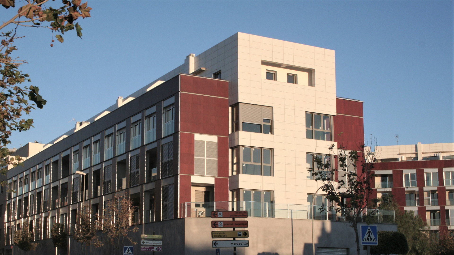 Edificio residencial plurifamiliar en El Ejido, arquitecto Jose Manuel Garcia Lirola